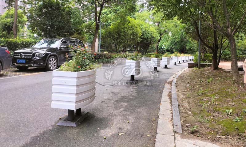 嘉兴老旧小区道路花箱机非隔离案例