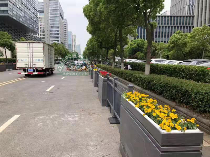 南京建邺区PVC道路花箱案例