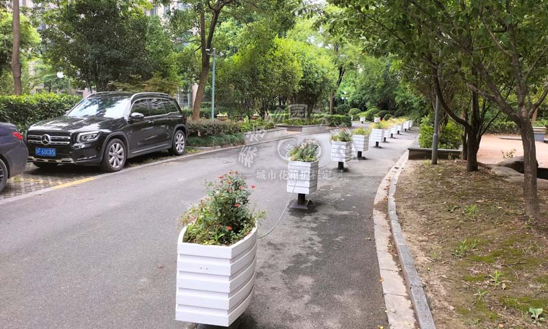 嘉兴老旧小区道路花箱机非隔离案例